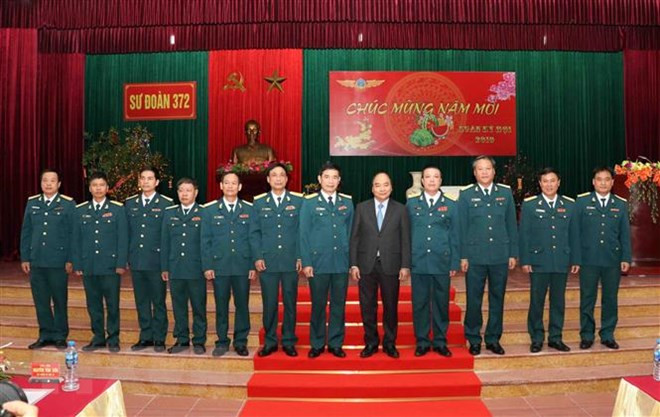Premier vietnamita inspecciona la preparación para el combate en División de Fuerza Aérea antes de Tet ảnh 1 Premier vietnamita inspecciona la preparación para el combate en División de Fuerza Aérea antes de Tet ảnh 1