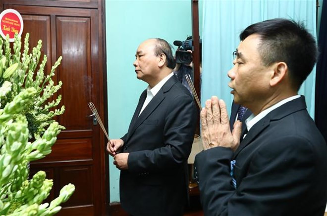Premier vietnamita ofrece incienso al presidente Ho Chi Minh ảnh 1