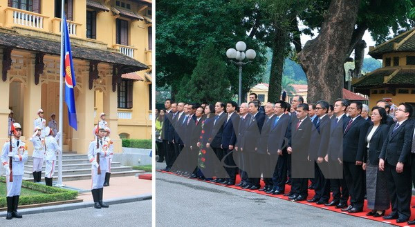 Izamiento de bandera de ASEAN en saludo de Comunidad de bloque en Vietnam ảnh 1 Izamiento de bandera de ASEAN en saludo de Comunidad de bloque en Vietnam ảnh 1
