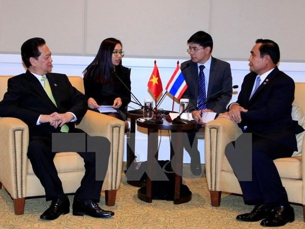 Primer ministro de Vietnam se reúne con su par tailandés ảnh 1 Primer ministro de Vietnam se reúne con su par tailandés ảnh 1
