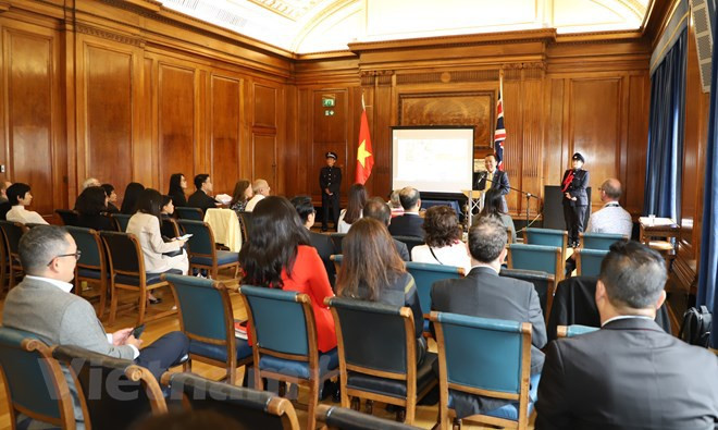 Presentan productos vietnamitas en la ciudad británica en Nottingham ảnh 2 Presentan productos vietnamitas en la ciudad británica en Nottingham ảnh 2