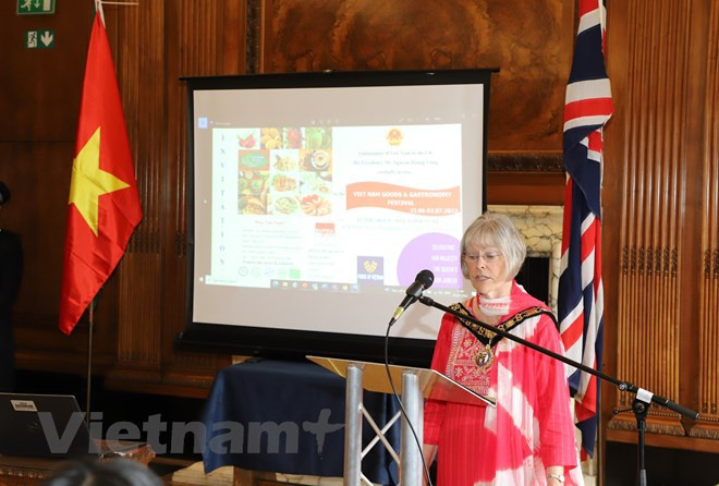 Presentan productos vietnamitas en la ciudad británica en Nottingham ảnh 1 Presentan productos vietnamitas en la ciudad británica en Nottingham ảnh 1