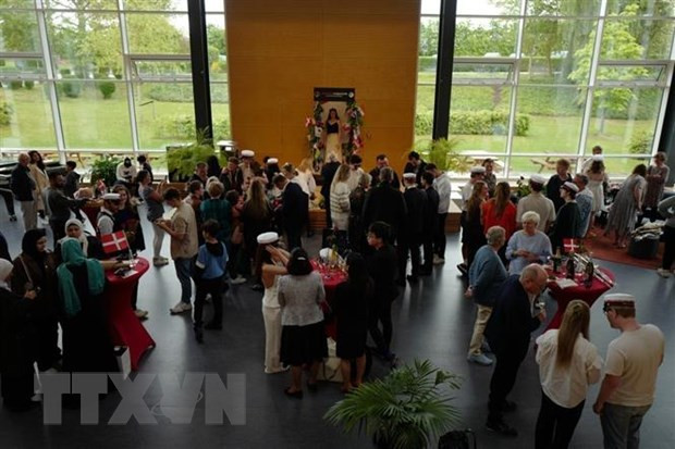 Alumnos daneses estudian historia y cultura de Vietnam ảnh 1