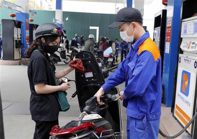 Reducen precio de gasolina en Vietnam tras siete aumentos consecutivos ảnh 1