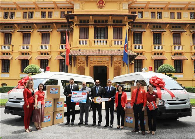 Cruz Roja de Vietnam recibe equipos e insumos médicos obsequiados por Omán ảnh 1