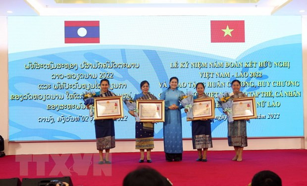 Otorgan distinción de Estado vietnamita a la Unión de Mujeres de Laos ảnh 1 Otorgan distinción de Estado vietnamita a la Unión de Mujeres de Laos ảnh 1
