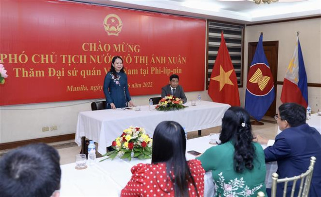 Vicepresidenta vietnamita colora ofrendas florales ante monumento del Presidente Ho Chi Minh en Filipinas ảnh 2 Vicepresidenta vietnamita colora ofrendas florales ante monumento del Presidente Ho Chi Minh en Filipinas ảnh 2