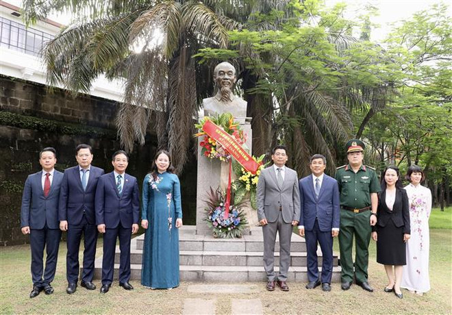 Vicepresidenta vietnamita colora ofrendas florales ante monumento del Presidente Ho Chi Minh en Filipinas ảnh 1 Vicepresidenta vietnamita colora ofrendas florales ante monumento del Presidente Ho Chi Minh en Filipinas ảnh 1