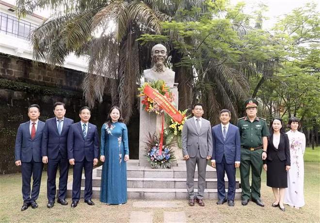 Vicepresidenta vietnamita colora ofrendas florales ante monumento del Presidente Ho Chi Minh en Filipinas ảnh 1
