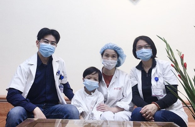 Recibe alta hospitalaria el paciente de trasplante de corazón más joven de Vietnam ảnh 1
