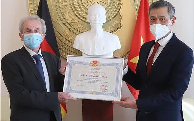 Entregan Medalla de la Amistad a un alemán aficionado al café vietnamita ảnh 1 Entregan Medalla de la Amistad a un alemán aficionado al café vietnamita ảnh 1