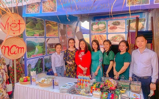 Promocionan en Laos gastronomía y souvenirs de Vietnam ảnh 1 Promocionan en Laos gastronomía y souvenirs de Vietnam ảnh 1