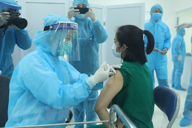 Aplican primeras inyecciones de vacunas contra el COVID-19 en Vietnam ảnh 1 Aplican primeras inyecciones de vacunas contra el COVID-19 en Vietnam ảnh 1
