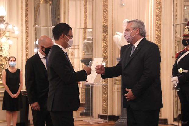 Embajador de Vietnam entrega cartas credenciales al presidente de Argentina ảnh 1 Embajador de Vietnam entrega cartas credenciales al presidente de Argentina ảnh 1