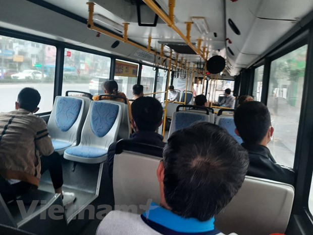 Hanoi relaja medidas de distanciamiento en transporte público ảnh 1