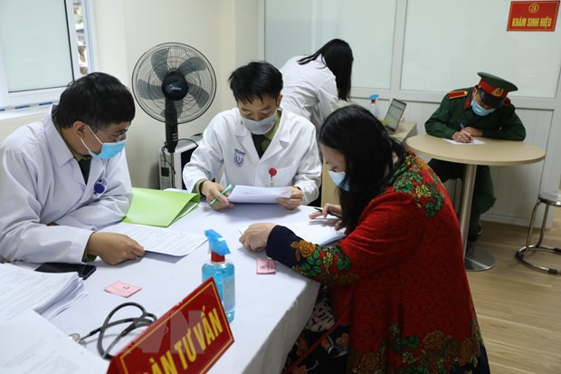 Voluntarios mayores participan en segunda fase del ensayo de la vacuna vietnamita Nano Covax ảnh 1 Voluntarios mayores participan en segunda fase del ensayo de la vacuna vietnamita Nano Covax ảnh 1