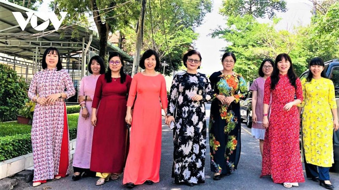 Mujeres de Ciudad Ho Chi Minh presumen túnica tradicional en oficinas de trabajo ảnh 1 Mujeres de Ciudad Ho Chi Minh presumen túnica tradicional en oficinas de trabajo ảnh 1