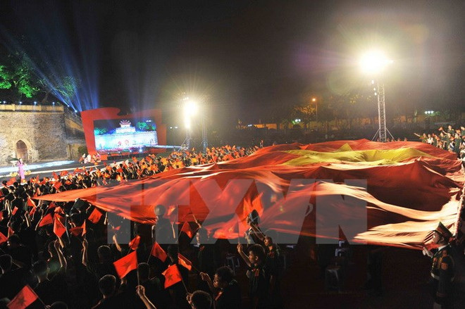 Miles de jóvenes rinden tributo a enseña de la Patria ảnh 3