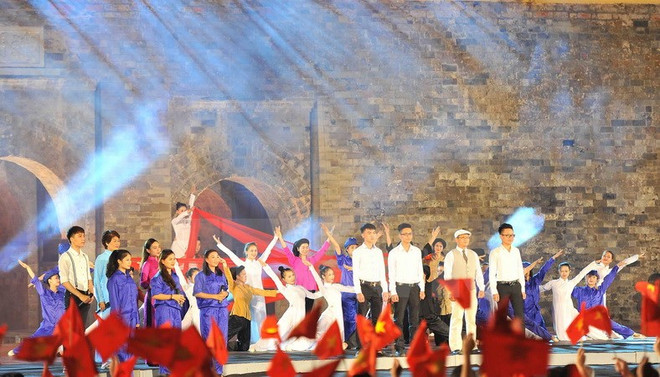 Miles de jóvenes rinden tributo a enseña de la Patria ảnh 6