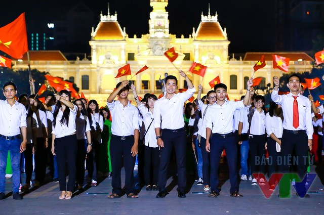 Miles de jóvenes rinden tributo a enseña de la Patria ảnh 4