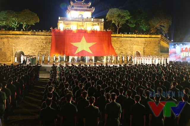 Miles de jóvenes rinden tributo a enseña de la Patria ảnh 5