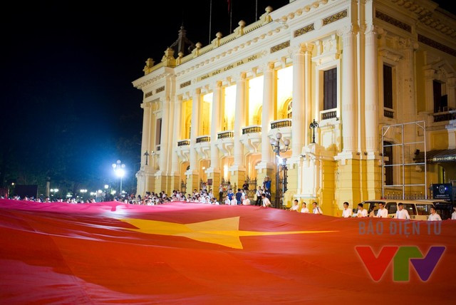 Miles de jóvenes rinden tributo a enseña de la Patria ảnh 2