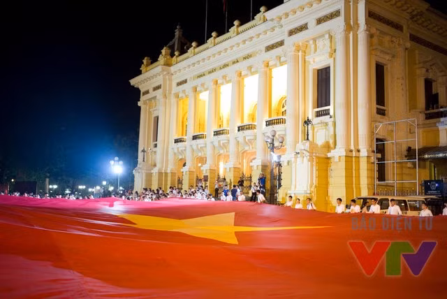 Miles de jóvenes rinden tributo a enseña de la Patria ảnh 2