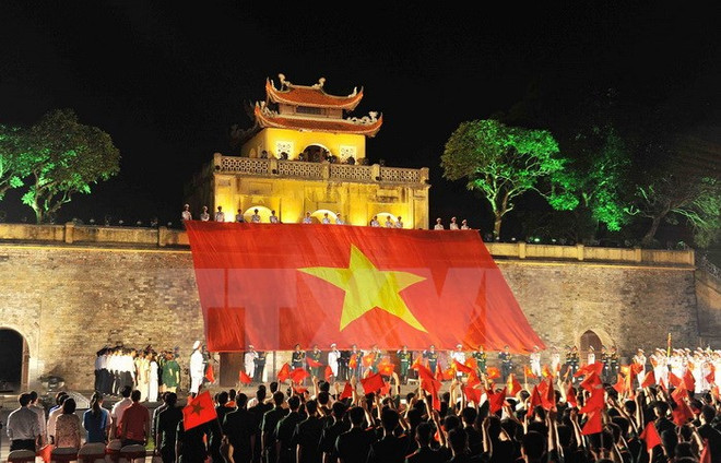 Miles de jóvenes rinden tributo a enseña de la Patria ảnh 1