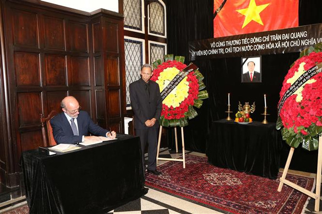 Embajada de Vietnam en Argentina abre libro de condolencias por deceso del presidente Tran Dai Quang ảnh 3 Embajada de Vietnam en Argentina abre libro de condolencias por deceso del presidente Tran Dai Quang ảnh 3