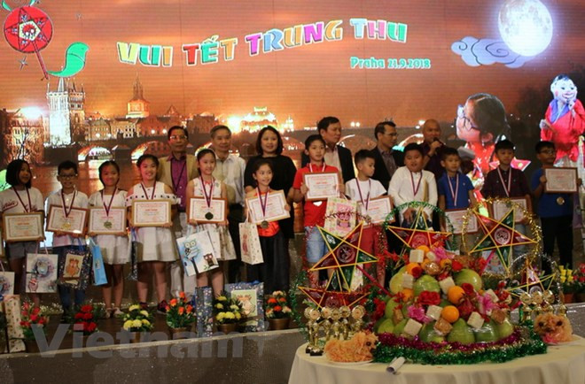 Comunidad vietnamita en República Checa celebra Festival de Medio Otoño ảnh 1 Comunidad vietnamita en República Checa celebra Festival de Medio Otoño ảnh 1