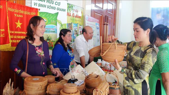 Vietnam y Laos abren zona de exposición de productos de provincias fronterizas ảnh 1 Vietnam y Laos abren zona de exposición de productos de provincias fronterizas ảnh 1
