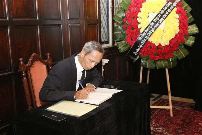 Embajada de Vietnam en Argentina abre libro de condolencias por deceso del presidente Tran Dai Quang ảnh 2 Embajada de Vietnam en Argentina abre libro de condolencias por deceso del presidente Tran Dai Quang ảnh 2