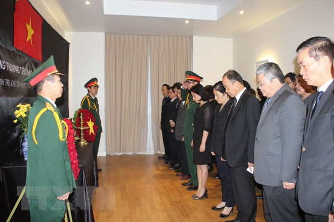 Diplomáticos europeos firman libros de condolencias por deceso del presidente vietnamita ảnh 1 Diplomáticos europeos firman libros de condolencias por deceso del presidente vietnamita ảnh 1