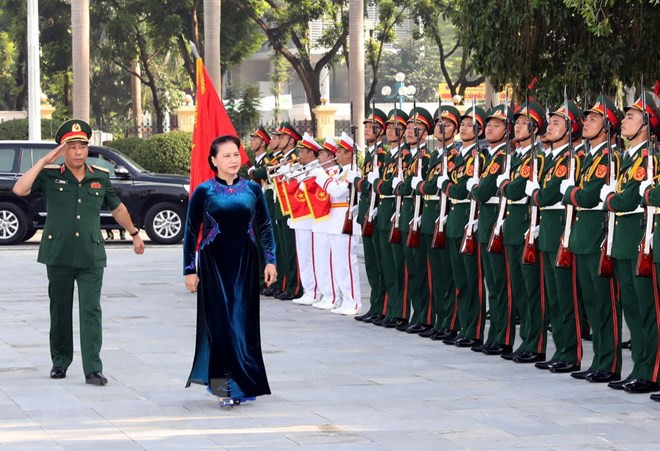 Presidenta del Parlamento de Vietnam asiste a apertura de curso de Academia de Defensa ảnh 1