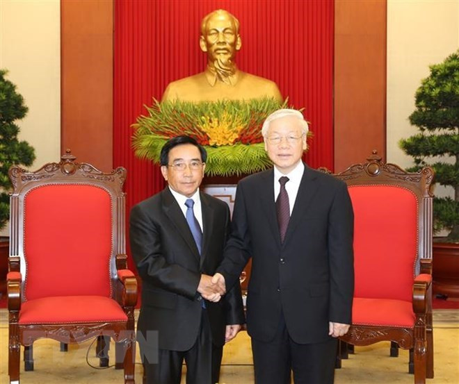 Dirigente partidista de Vietnam dialoga con vicepresidente de Laos ảnh 1