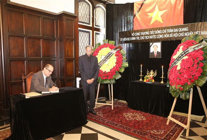 Embajada de Vietnam en Argentina abre libro de condolencias por deceso del presidente Tran Dai Quang ảnh 4 Embajada de Vietnam en Argentina abre libro de condolencias por deceso del presidente Tran Dai Quang ảnh 4