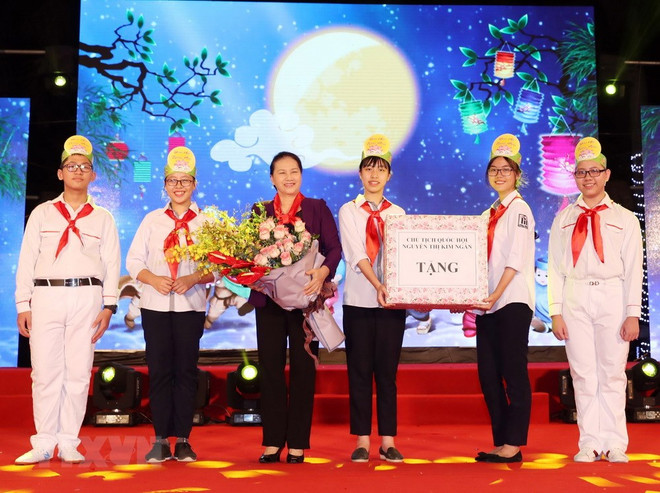 “Velada de la luna”, obsequio significativo para niños vietnamita en Fiesta de Medio Otoño ảnh 1