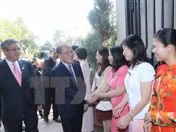 Presidente parlamentario conversa con diplomáticos en Washington ảnh 1 Presidente parlamentario conversa con diplomáticos en Washington ảnh 1