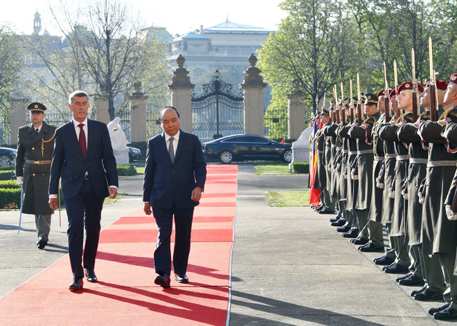 Reciben en República Checa con honores al primer ministro de Vietnam ảnh 1 Reciben en República Checa con honores al primer ministro de Vietnam ảnh 1