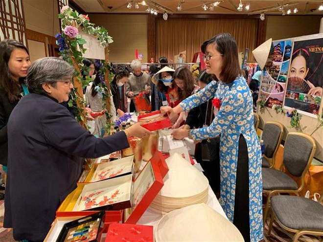 Participan diplomáticas de Vietnam en feria caritativa en Japón ảnh 1 Participan diplomáticas de Vietnam en feria caritativa en Japón ảnh 1