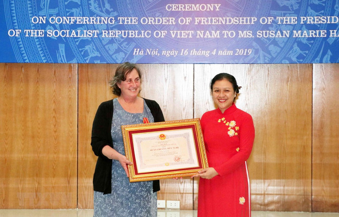 Conceden Orden de Amistad de Vietnam a directora de programa humanitario estadounidense ảnh 1 Conceden Orden de Amistad de Vietnam a directora de programa humanitario estadounidense ảnh 1