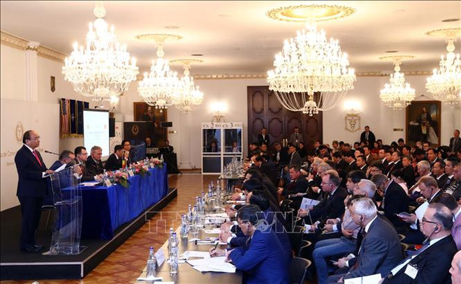 Premier vietnamita exhorta fomentar los lazos económicos con Rumania ảnh 1 Premier vietnamita exhorta fomentar los lazos económicos con Rumania ảnh 1