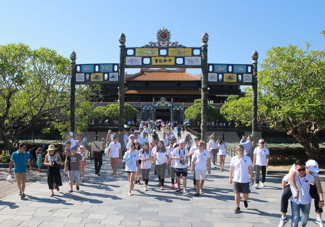 Atraen turistas a ciudad de Hue, sede de cinco patrimonios mundiales ảnh 1