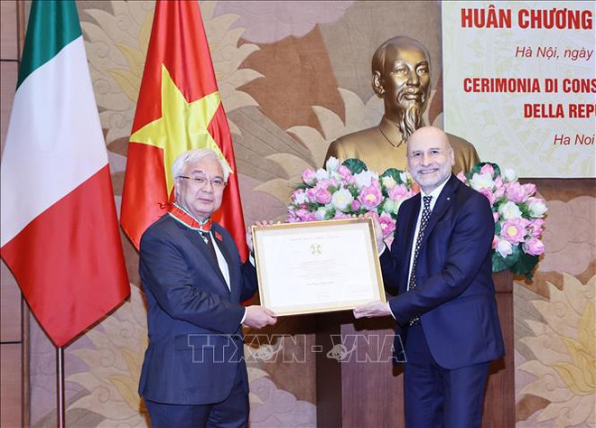 Honran a funcionario vietnamita con Orden del Mérito de Italia ảnh 1 Honran a funcionario vietnamita con Orden del Mérito de Italia ảnh 1