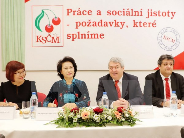 Presidenta del Parlamento vietnamita reunida con líder del Partido Comunista checo ảnh 1 Presidenta del Parlamento vietnamita reunida con líder del Partido Comunista checo ảnh 1