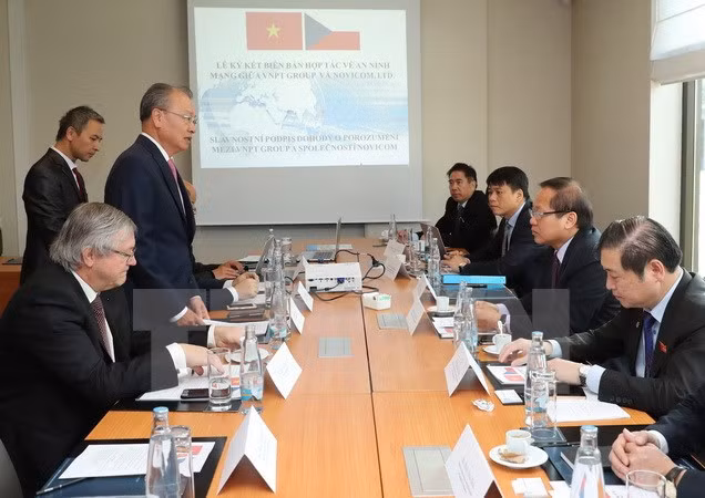 Firman Vietnam y República Checa memorando de colaboración en información ảnh 1