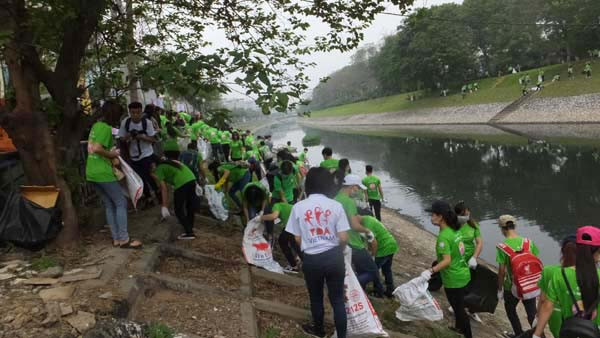 Jóvenes en Hanoi protegen medio ambiente en “Domingo verde” ảnh 1 Jóvenes en Hanoi protegen medio ambiente en “Domingo verde” ảnh 1