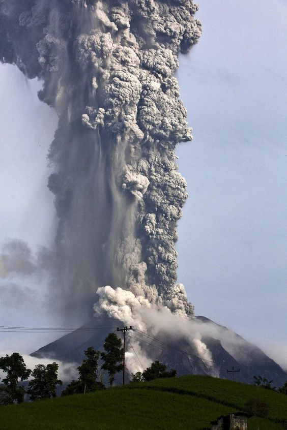 Volcán Sinabung en Indonesia entra en erupción ảnh 1 Volcán Sinabung en Indonesia entra en erupción ảnh 1