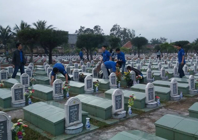 Entierran restos de mártires vietnamitas caídos en guerra pasada ảnh 1