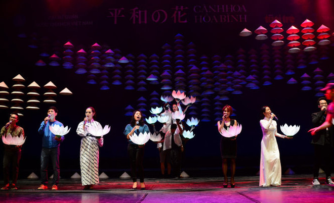 Velada artística en Tokio alaba la paz y el patriotismo del pueblo vietnamita ảnh 1 Velada artística en Tokio alaba la paz y el patriotismo del pueblo vietnamita ảnh 1